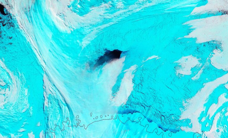 Massive-Hole-the-Size-of-Switzerland-Opens-in-Antarctica